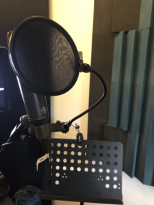 geluidsstudio met microfoon plopfilter en muziekstandaard